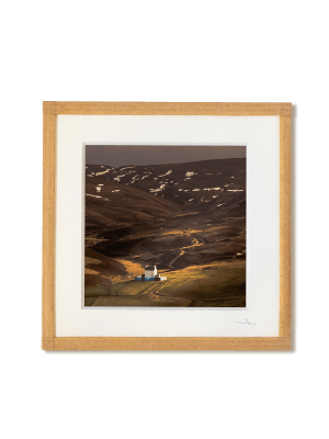 tirage photo petit format encadré à la main représentant un paysage Ecossais, une petite maison dans une vallée de montagne