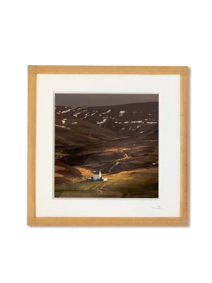 tirage photo petit format encadré à la main représentant un paysage Ecossais, une petite maison dans une vallée de montagne