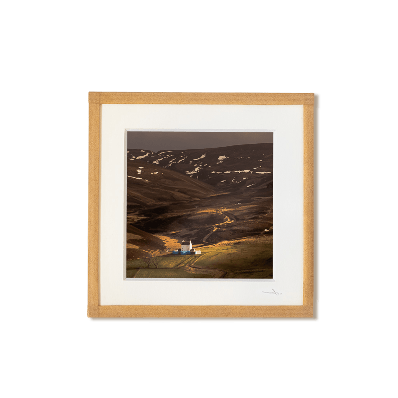 tirage photo petit format encadré à la main représentant un paysage Ecossais, une petite maison dans une vallée de montagne
