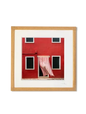 tirage photo petit format encadré à la main représentant une façade de maison rouge de Burano