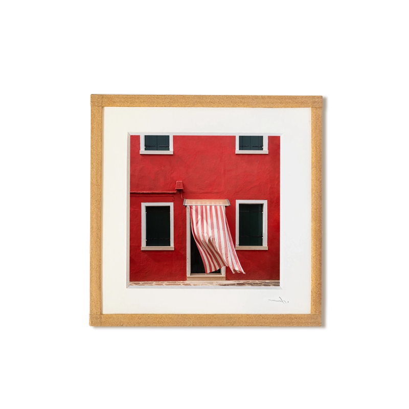 tirage photo petit format encadré à la main représentant une façade de maison rouge de Burano