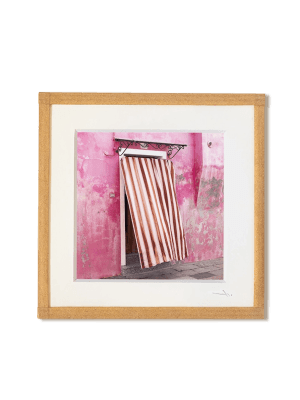 tirage photo petit format encadré à la main représentant une porte d'une maison rose de Burano