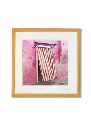 tirage photo petit format encadré à la main représentant une porte d'une maison rose de Burano