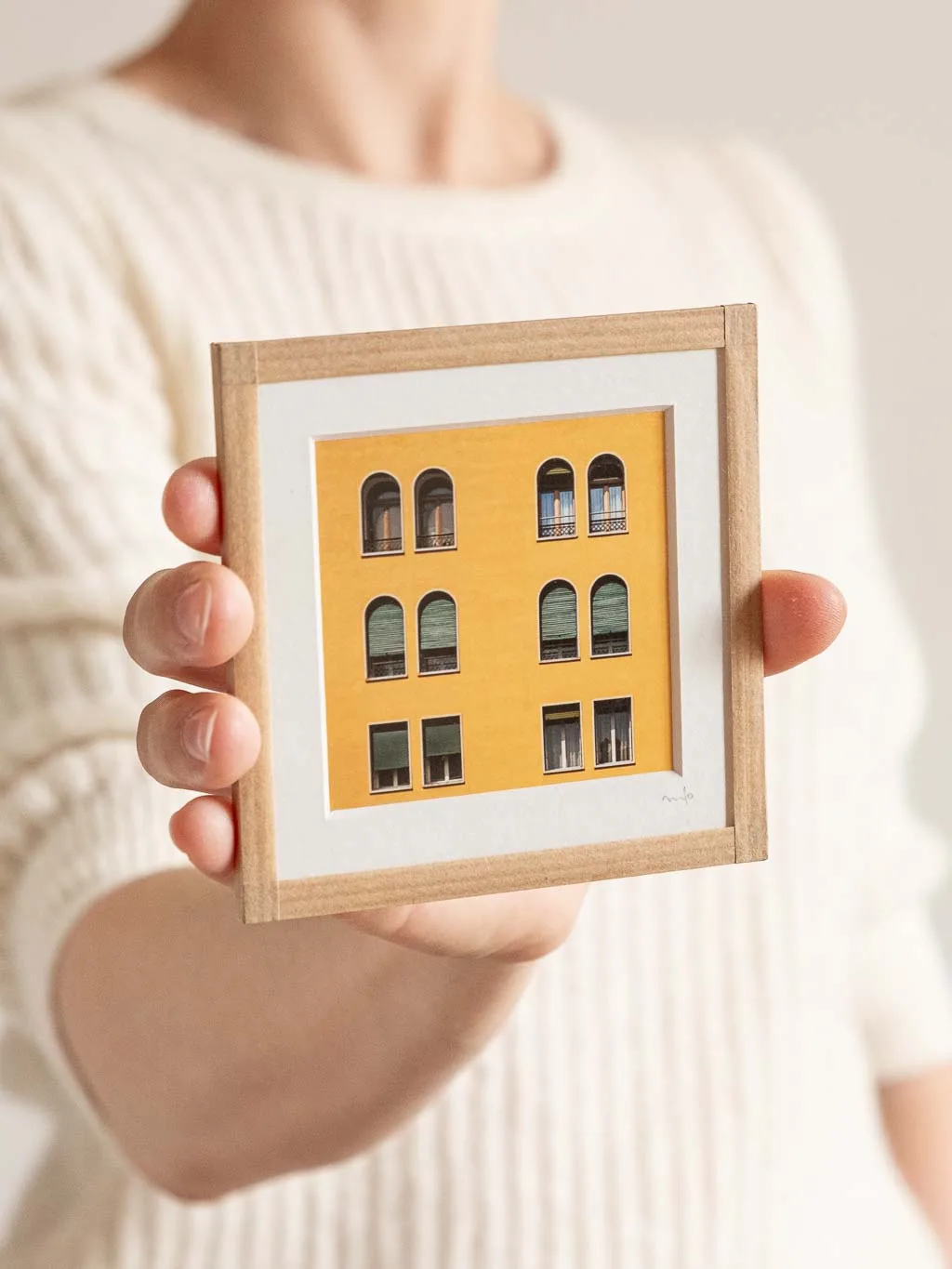 tirage photo petit format encadré à la main représentant une façade de Venise jaune avec des fenêtres arrondies et rectangulaires
