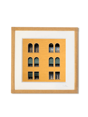 tirage photo petit format encadré à la main représentant une façade de Venise jaune avec des fenêtres arrondies et rectangulaires