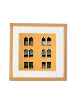 tirage photo petit format encadré à la main représentant une façade de Venise jaune avec des fenêtres arrondies et rectangulaires