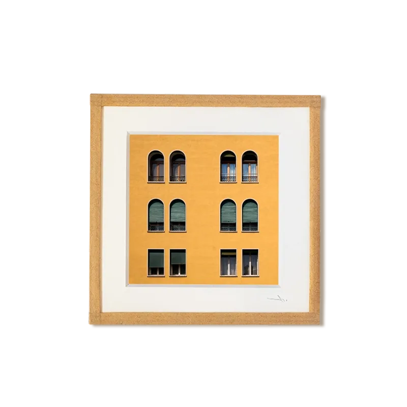 tirage photo petit format encadré à la main représentant une façade de Venise jaune avec des fenêtres arrondies et rectangulaires