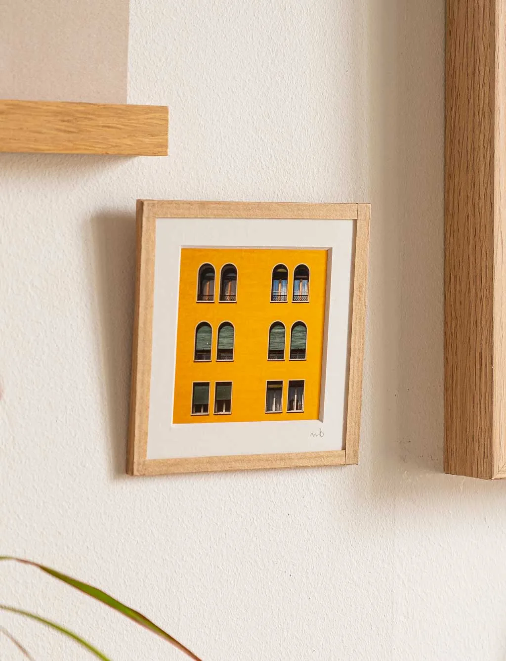 tirage photo petit format encadré à la main représentant une façade de Venise jaune avec des fenêtres arrondies et rectangulaires