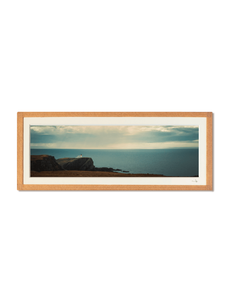 tirage photo petit format encadré à la main représentant un paysage Ecossais, des falaises et un phare