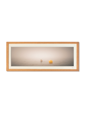 tirage photo petit format encadré à la main représentant des gens se baignant dans la mer sous la brume