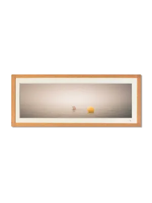 tirage photo petit format encadré à la main représentant des gens se baignant dans la mer sous la brume