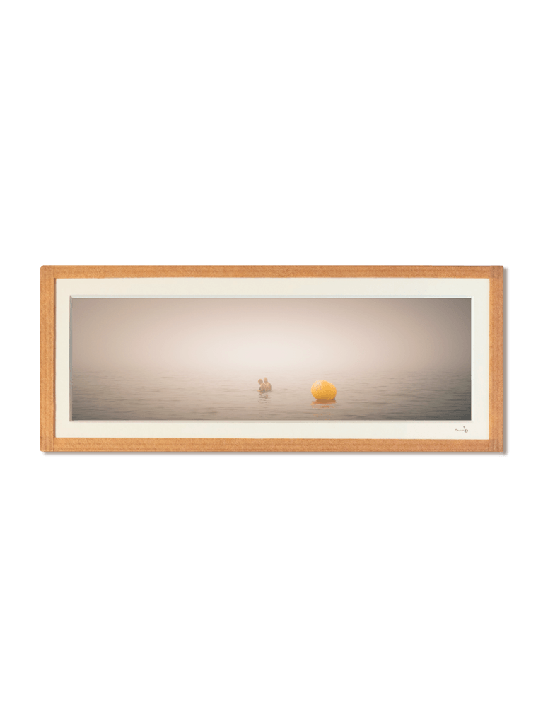 tirage photo petit format encadré à la main représentant des gens se baignant dans la mer sous la brume