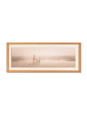 tirage photo petit format panoramique encadré à la main représentant des gens sur la plage brumeuse avec des bouées
