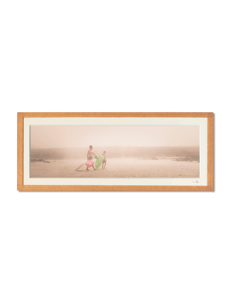tirage photo petit format panoramique encadré à la main représentant des gens sur la plage brumeuse avec des bouées