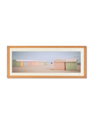 tirage photo petit format panoramique encadré à la main représentant les cabanes de la plage de berck