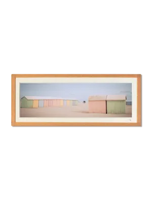 tirage photo petit format panoramique encadré à la main représentant les cabanes de la plage de berck